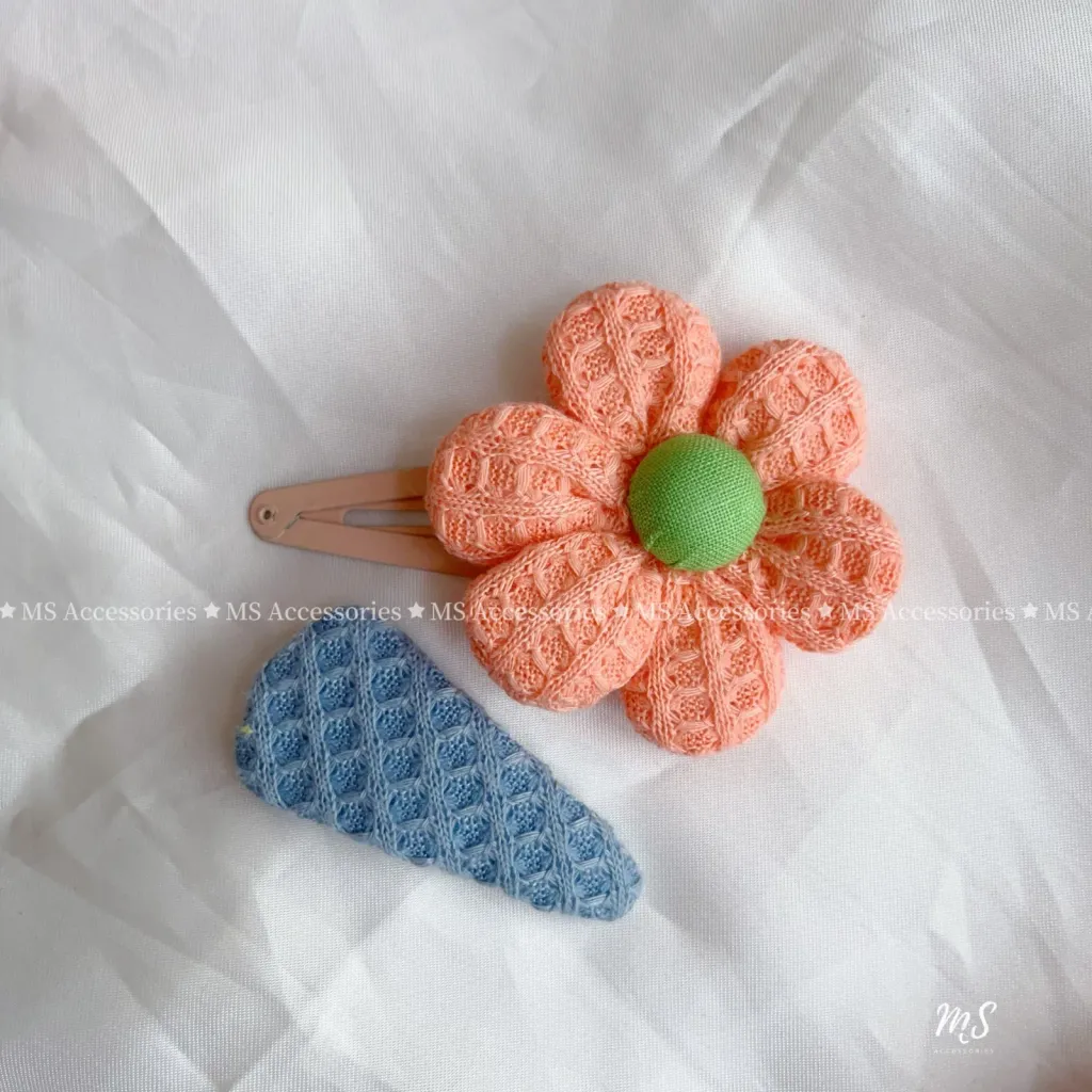 (AC280) 2pcs Plushy Flower Snap Hair Clips image 4